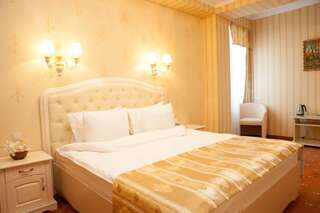 Отель Regency Hotel Кишинёв Суперлюкс с кроватью размера "queen-size"-1